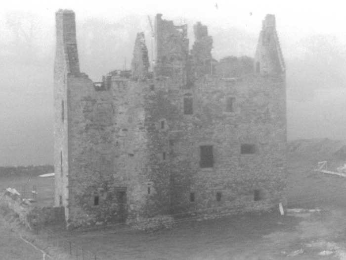 It stood in ruins for more than 300 years until 1998, when the Simpson family (owners since the 1850s) commissioned a refurbishment to its original state.