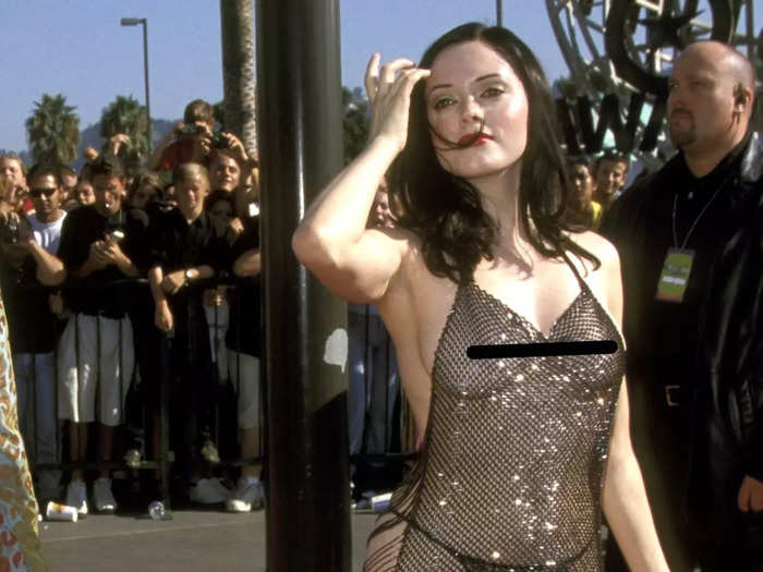 Rose McGowan wore one of the most daring looks ever seen on a VMAs red carpet in 1998.