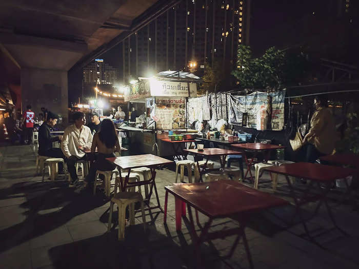 At 2:30 a.m., roadside hawkers were busy peddling their dishes to partygoers. Yes, the club was emptying out, but the streets were fast becoming the night