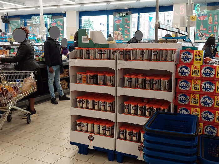 Like at other stores, Lidl used the space behind the conveyor belt to plug last-minute items shoppers may have forgotten as well as snacks and treats. These included batteries, chewing gum, and small packs of peanuts.
