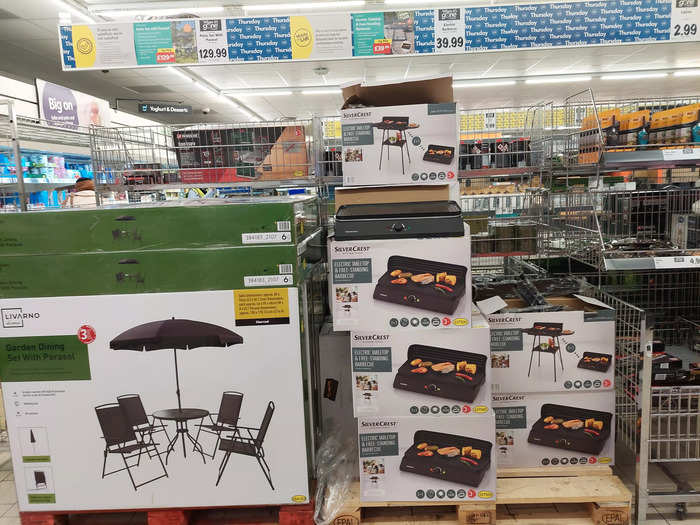 They included garden furniture, electronics, cooking equipment, pet products, and kids toys. I spotted recipe books, massage guns, £60 ($71) leaf blowers, £50 ($59) kayaks, and £130 ($153) outdoor dining sets.
