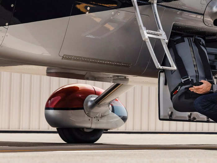 Meanwhile, the Kodiak 900 has an external cargo compartment in the belly of the plane. A rear hatch flips down so operators can easily load long items, like lumber, fishing poles, skis, and snowboards, adding to the plane