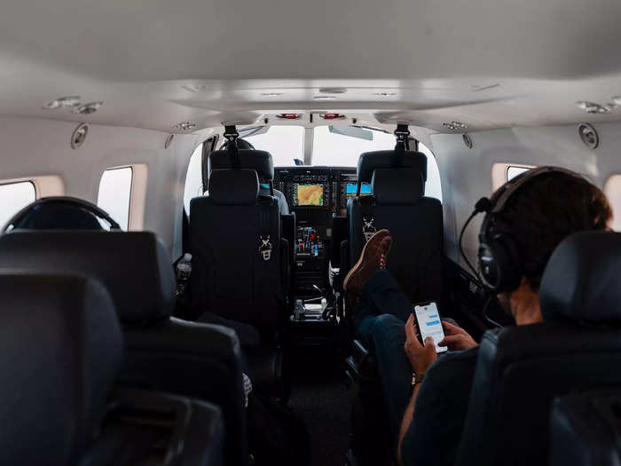 Buyers can expect a modern cabin onboard the Kodiak 900. Specifically, the plane has reclining seats with dual armrests, car-style seatbelts, headrests, USB charging ports, and cup holders.