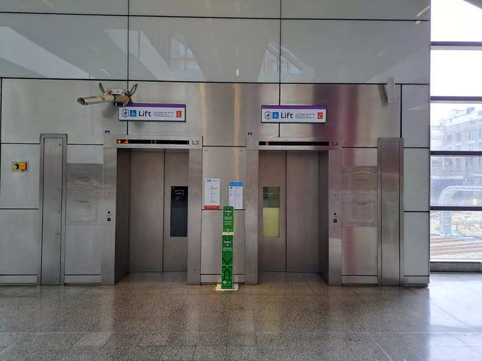 In 2015, TfL said it anticipated that incline elevators, manufactured by the Finnish company Kone, would be up 50% more efficient compared to an ordinary vertical elevator like these, also at Farringdon station.