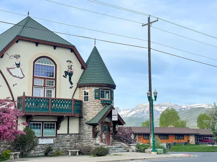 However, I did spot plenty of Swiss details sprinkled across downtown. Murals of men and women in traditional Swiss attire were sprawled across a physical therapy office.