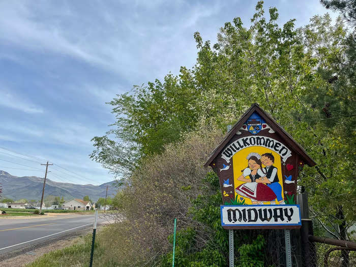 After soaking in the mountain scenery, I passed a wooden sign engraved with children in traditional lederhosen attire. The sign, which read "welcome" in German, marked my entrance into the town.