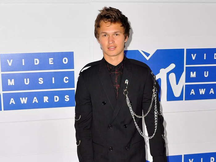 Ansel Elgort wore a confusing "emo" outfit with silver chains and leather gloves at the 2016 VMAs.