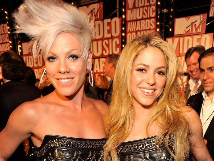 Pink and Shakira unknowingly arrived at the 2009 VMAs while wearing the same little black dress.