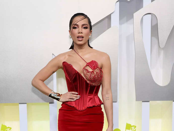 Anitta sported a slinky scarlet-red Schiaparelli gown featuring a very daring corset top.