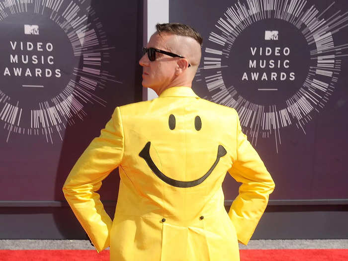 Jeremy Scott arrived at the 2014 VMAs in a yellow leather longline suit with a smiley face on it.