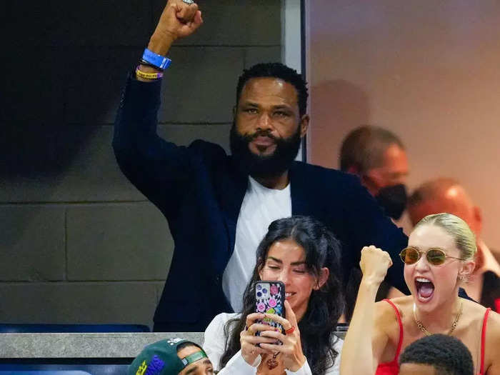 "Black-ish" star Anthony Anderson held up his fist when Williams emerged victorious.