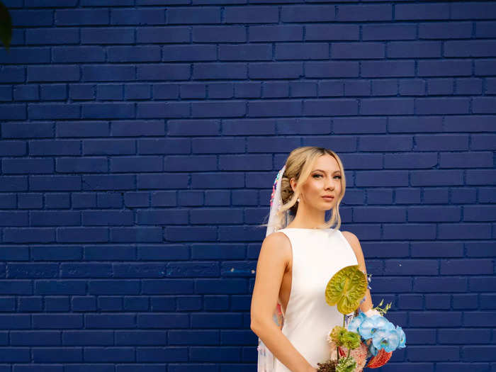 Janesse used a veil to make her ceremony look pop.