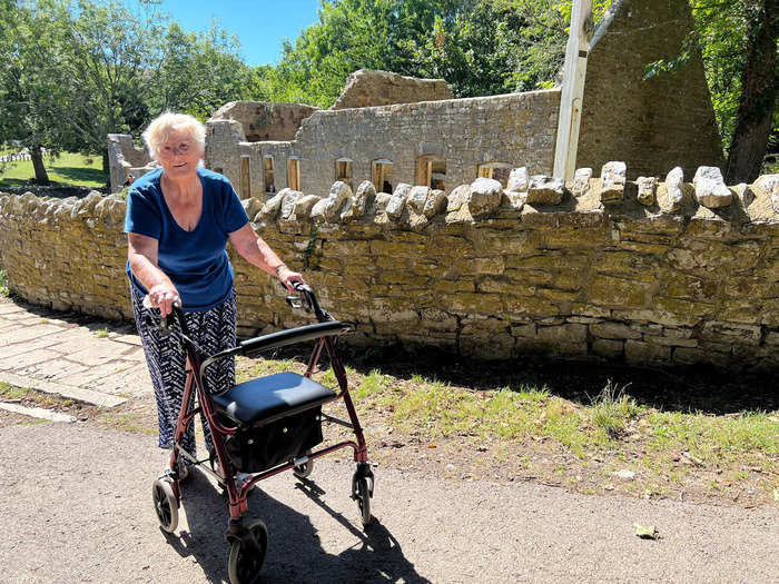 Making my way up the street, I spoke with Jean Pincher and her daughter Tania, who said the evacuation remains "a needle in the heart of local people."