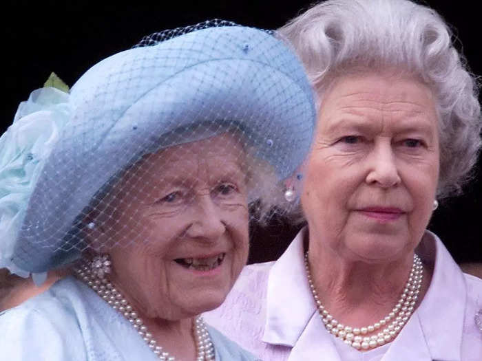 2000: Queen Elizabeth, the Queen Mother, celebrated her 100th birthday from the balcony of Buckingham Palace with her daughter, Queen Elizabeth II.