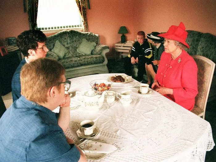 1999: The Queen visited Liz McGinnis and Susan McCarron at their housing association in Glasgow, Scotland, as part of an initiative to meet members of the public more informally.