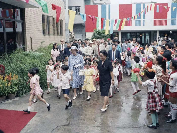 1986: Queen Elizabeth II was followed by schoolchildren during her state visit in China to meet President Li Xiannian.