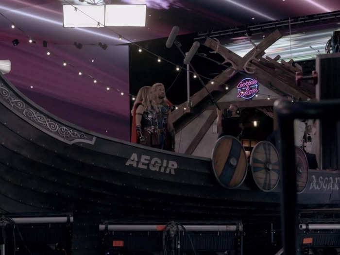 To film the scene, Hemsworth and Portman were surrounded by a 360-degree digital environment made from LED panels.