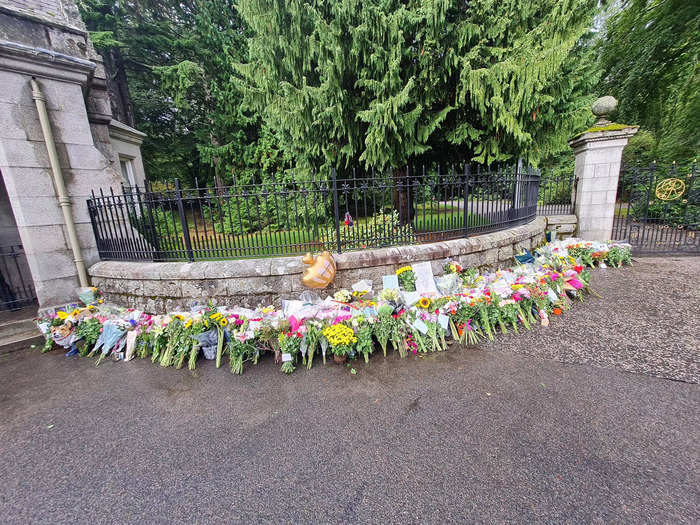 I arrived just before 11 a.m. While the gates were closed and guarded by a police officer, the public were still welcome to stand at the entrance and pay their respects.