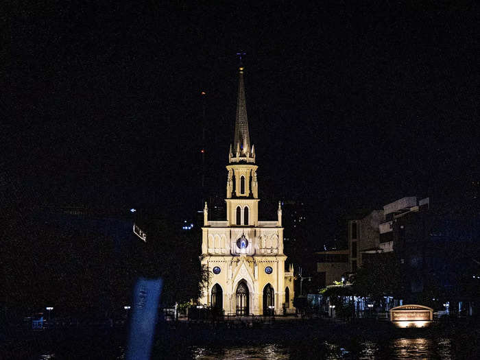 I had been excited to see the world-famous temples Wat Arun and Wat Pho. However, the entertainer soon announced that the water level was too high up north, so there wouldn