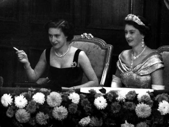 Almost a year after their father passed away suddenly in February 1952, Queen Elizabeth and Princess Margaret attended a performance at the Palladium.