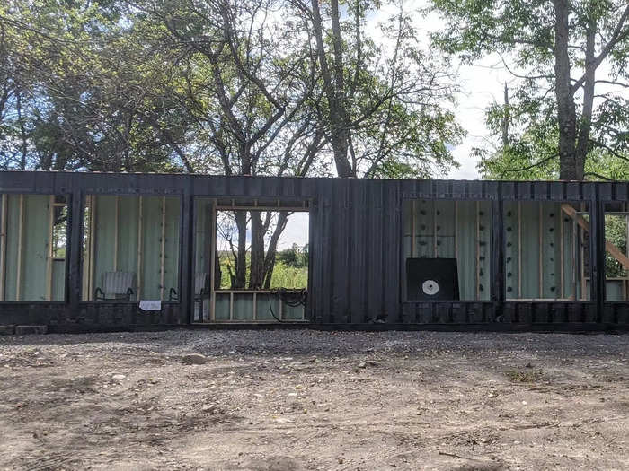 In 2020, using the profits from their successful face shield business, the Broomfields decided to spend three months building a shipping container-based home now known as the Scenic Orchard.