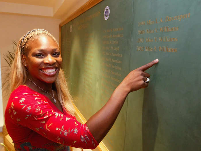 2002: Serena Williams points to her name on the Women