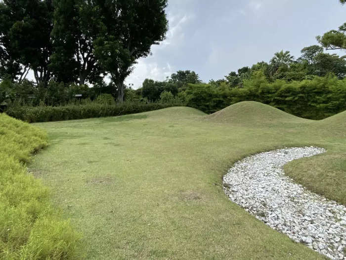 The hotel structure was built on site in Gardens by the Bay. The land was flattened, and reinforced slabs and steel bars were used to fortify the ground so it could withstand the weight of the containers.