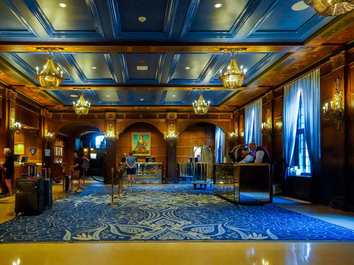 When I stepped into the lobby, I thought the hotel had an elegant, classic style with dark-colored walls and medieval-looking light fixtures.