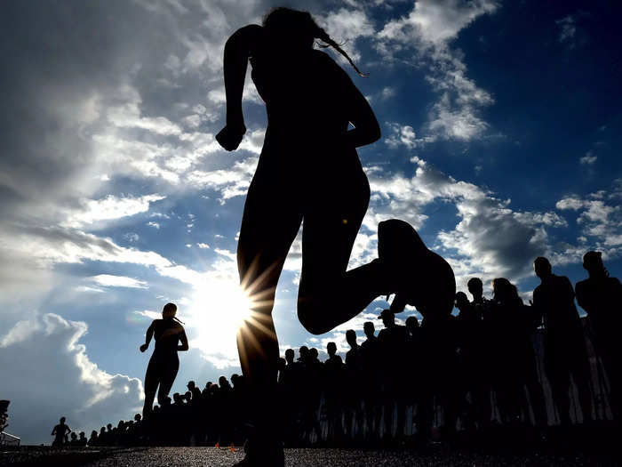 8/12: Athletes compete in the run stage of the Women