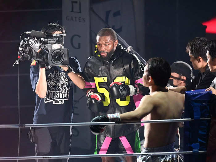 Floyd Mayweather fought MMA star Mikuru Asakura in a boxing rules contest Sunday at a Rizin 38 show in Saitama, Japan.