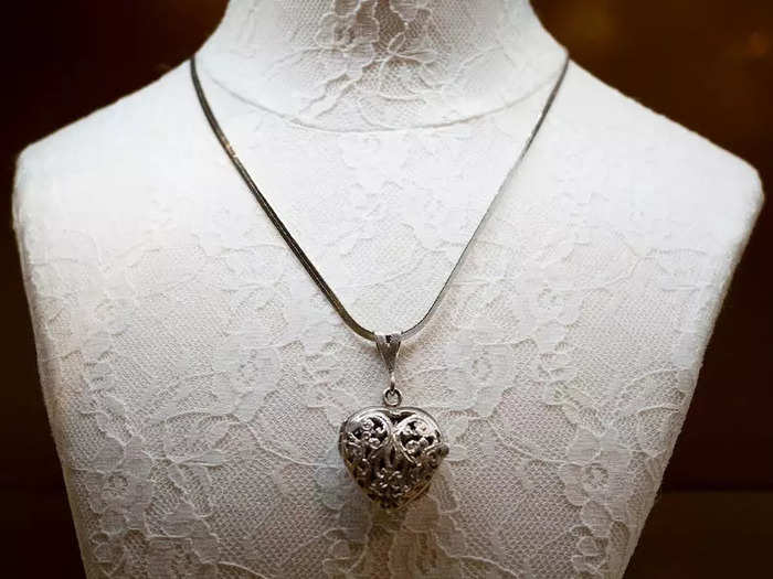 Diana gave a silver locket to each of her five bridesmaids.