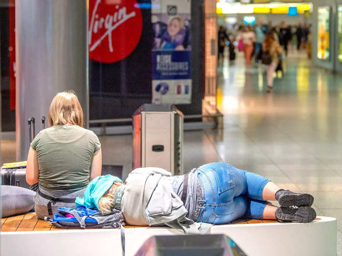 ... airport benches ...