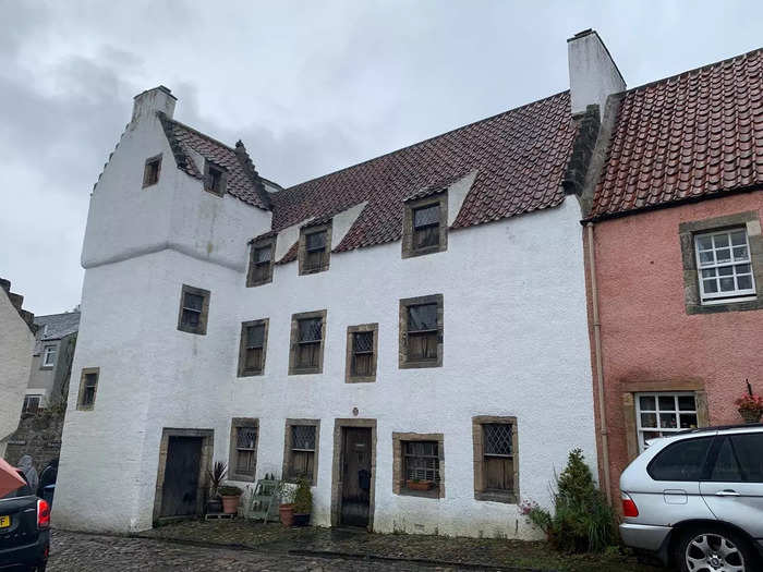 Wrapping up the tour, our last stop was in the coastal village of Culross, which our guide told us poses as Cranesmuir in the series.