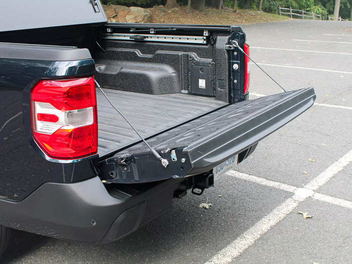 That configuration lets owners lay down sheets of plywood across the lip of the tailgate and wheel wells.