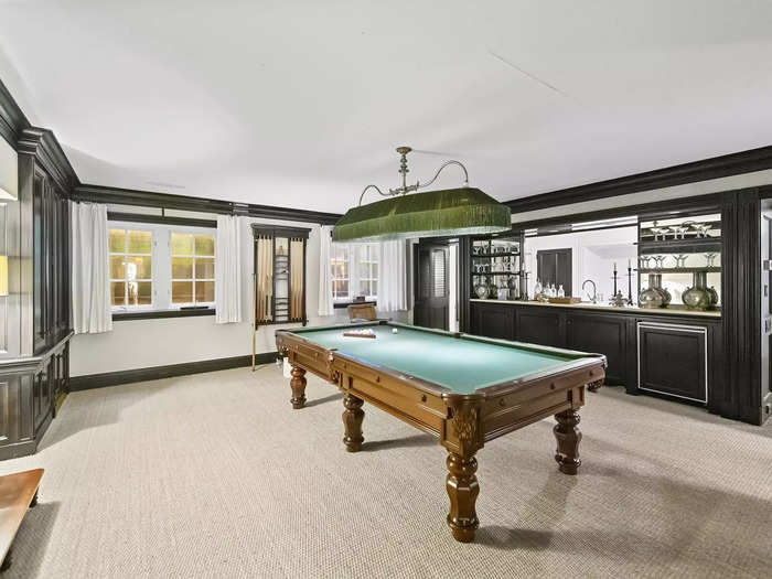 ... billiards room ...