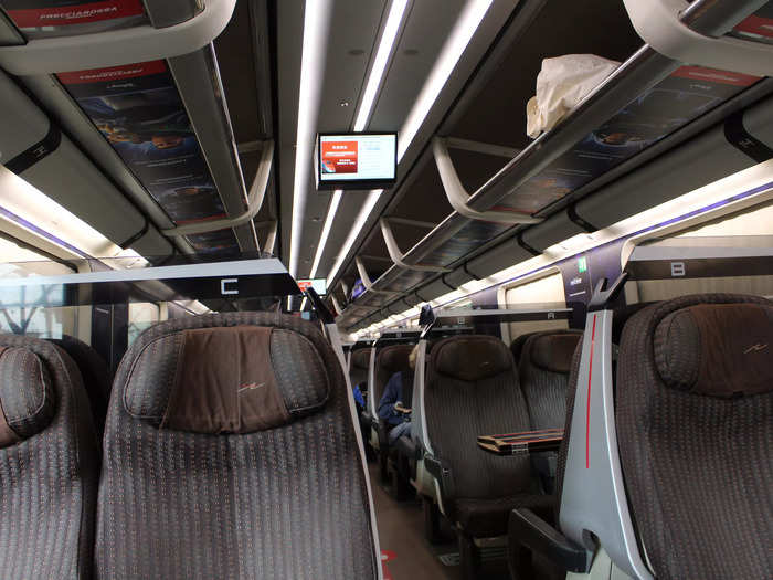 Passengers could store luggage in the large overhead racks or in suitcase compartments at the end of the carriage.