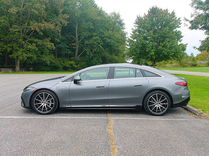 With the optional 10 degrees of rear-wheel steering, my test car made sharp turns and slipped into parking spaces easily for a 207-inch land yacht.