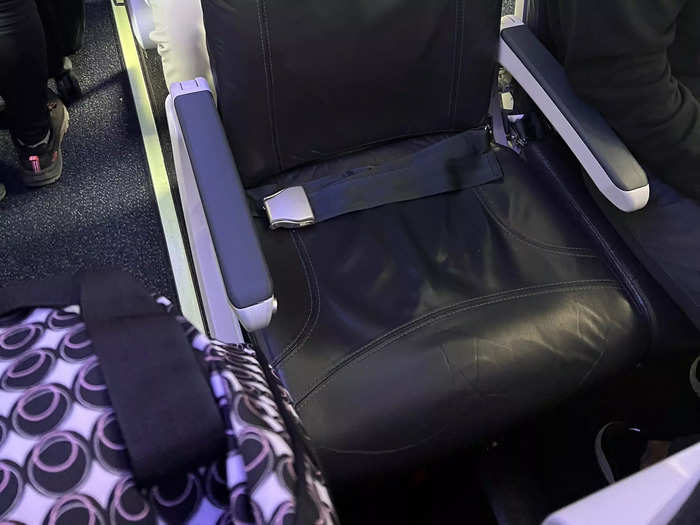 However, the seats on Alaska are slightly more narrow, offering 17 inches of width versus 17.2 inches on Delta and 17.3 on most of United