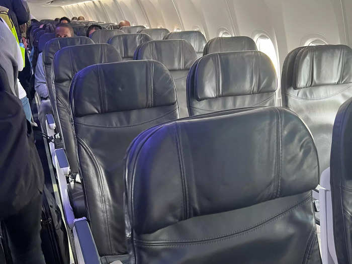 Alaska’s 737-900 is configured with 16 first class loungers and 162 economy seats, including 24 extra legroom.