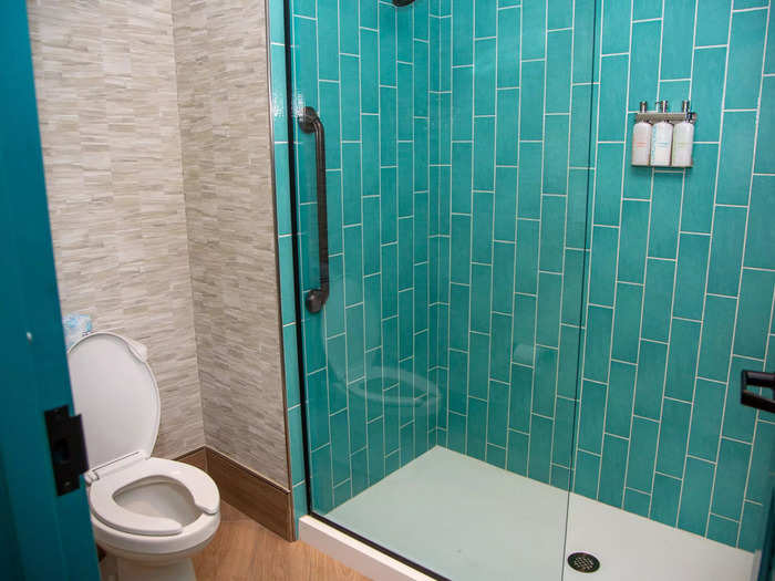 And the blue shower, walls, and decorate accents passively evoke the ocean.