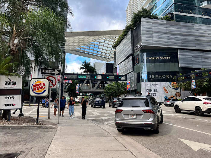 Although it was relatively quiet that Monday afternoon, there were lots of young professionals in the area — and dogs. I saw plenty of pet owners taking their dogs out  and even ran into one of my best friends and her pup.