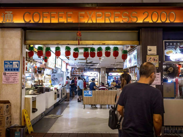 In Singapore, many locals dine at hawker centers, or open-air food stalls. Kopitiams, or coffee shop-style hawkers, are commonly found in residential areas.