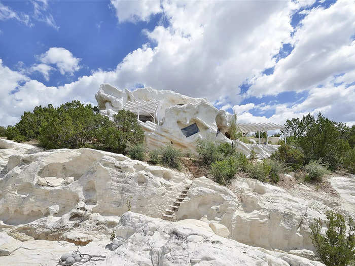 On the outskirts of Santa Fe, New Mexico, is an otherworldly house that