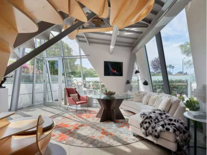 Located steps from Abbott Kinney Boulevard and Venice Beach, the house consists of two towers connected by a bridge.