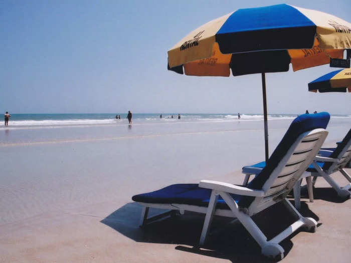 As a regular beachgoer, an umbrella is a key piece of gear for me. I frequently see visitors forget to bring one.