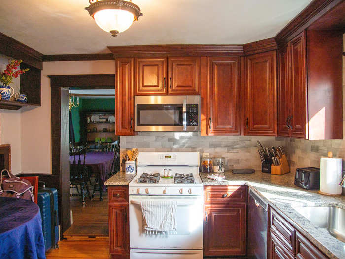 The kitchen had up-to-date appliances, including a gas stove, microwave, and dish washer, for guests to use.