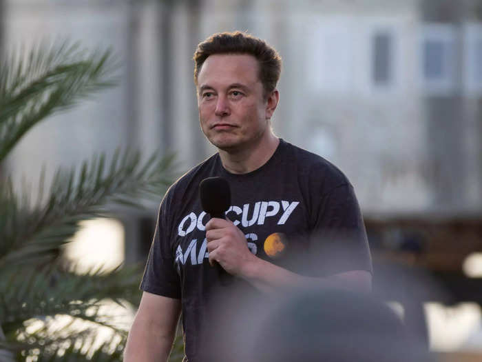 Musk accused Agrawal