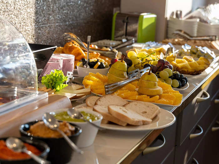 A breakfast buffet is served daily between 8 a.m. and 9:30 a.m., but guests can ask for snacks at any time.