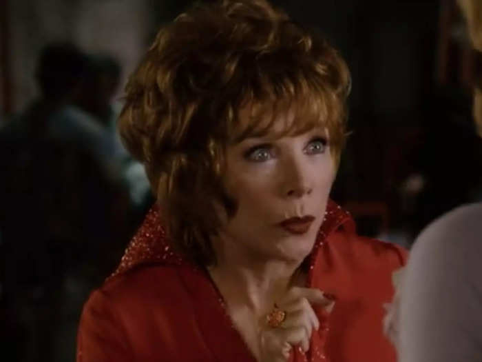 Shirley MacLaine played Isobel