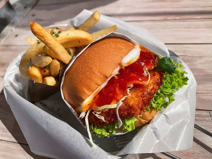 I opted for the chili krab burger with seaweed fries and lemonade for SG$17.80. The burger is inspired by a popular dish in Singapore that comprises stir-fried crab smothered in a spicy tomato-based sauce.